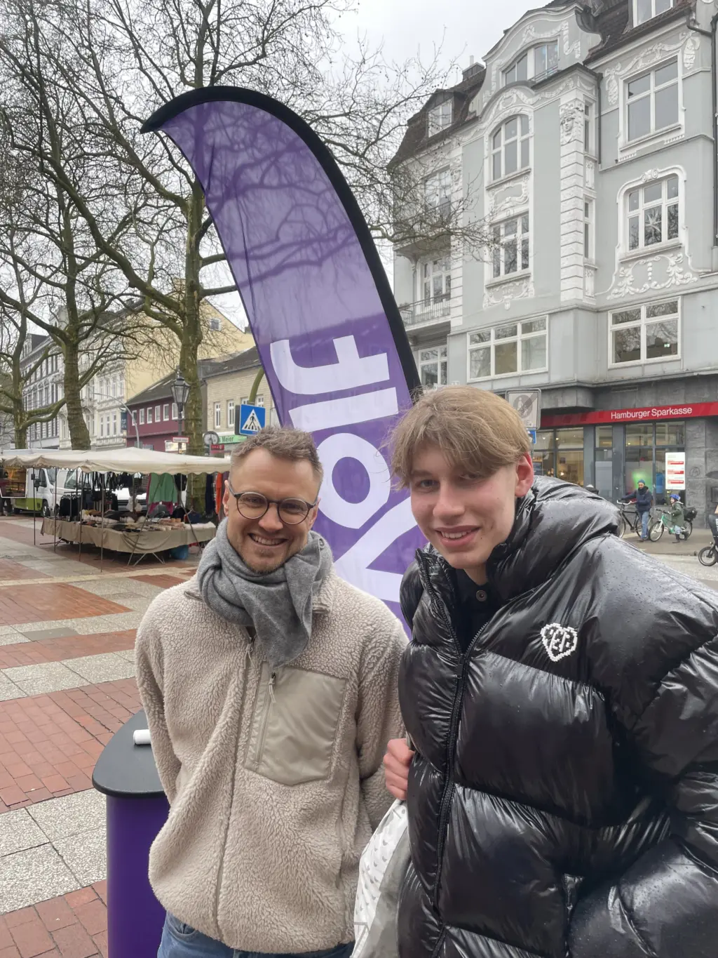 Mit dem Spitzenkandidaten von Volt Hamburg, Patrick Fischer, am Wahlkampfstand in Altona.
©️ Cedric Looks / Jugendpresse Deutschland e.V.