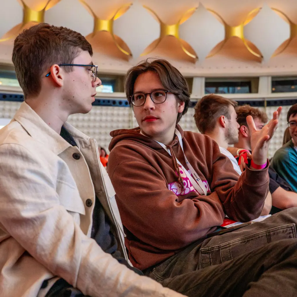 Federico Svezia im Gespräch mit einem Schulkollegen