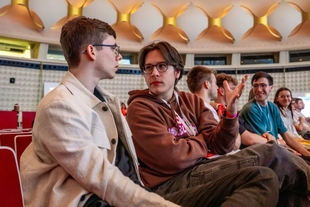 Federico Svezia im Gespräch mit einem Schulkollegen