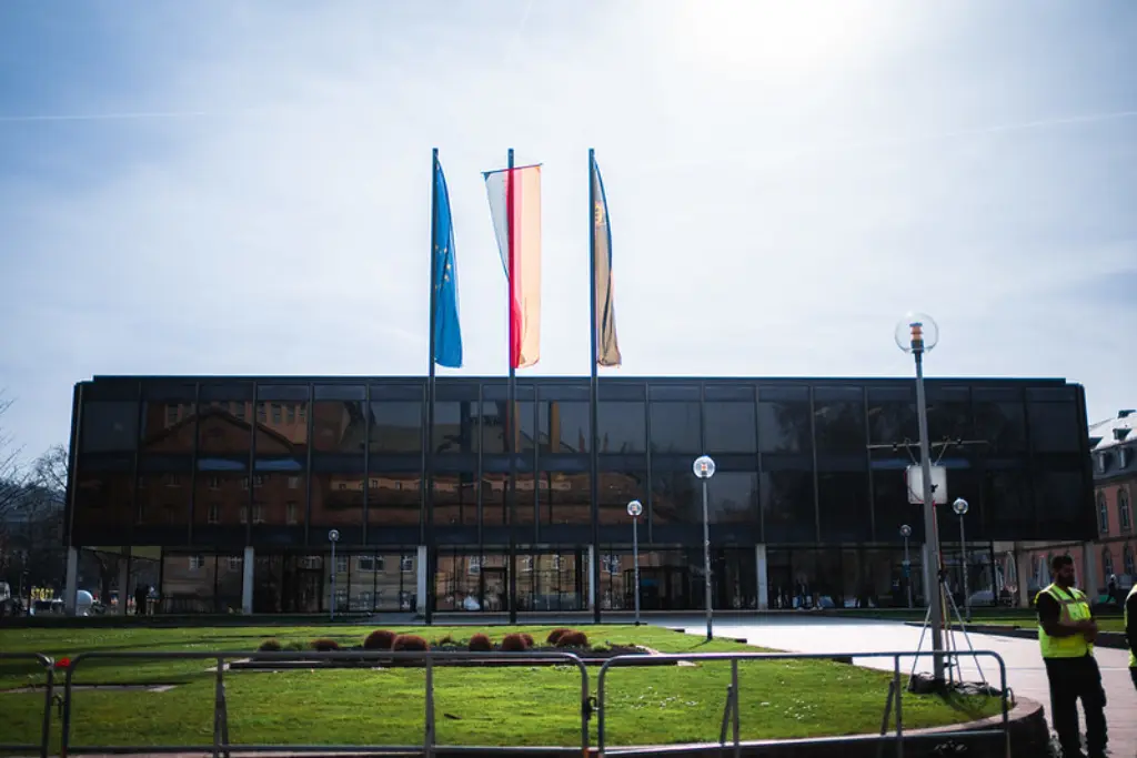 Die Landesflagge Baden-Württembergs weht vor dem Landesparlament.