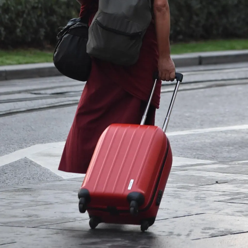 Reisender mit Koffer