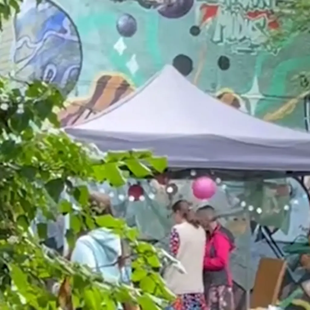Ein Pavillon auf dem Festivalgelände vor einer Grafitti-Wand