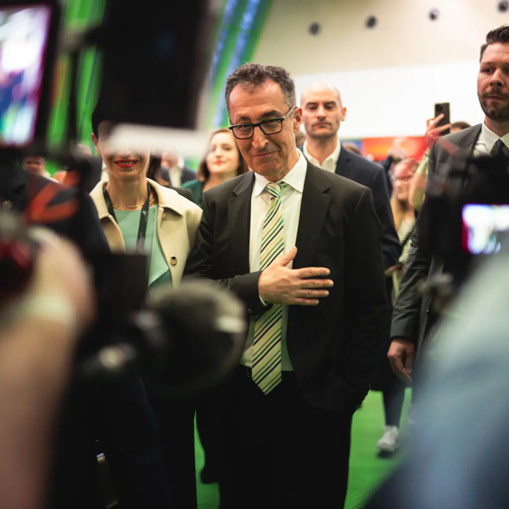 Nach einem Kopf-an-Kopf-Rennen feiert Cem Özdemir seinen Wahlsieg auf der Grünen-Wahlparty.