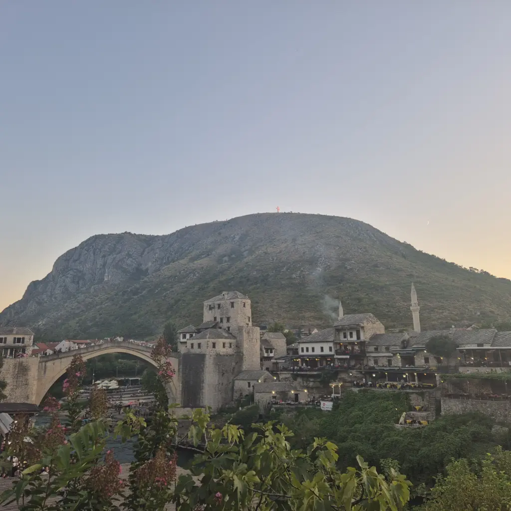 Die Brücke Stari Most in Mostar wurde nach ihrer Zerstörung im Bosnienkrieg wieder aufgebaut und gilt heute als Symbol der Versöhnung.