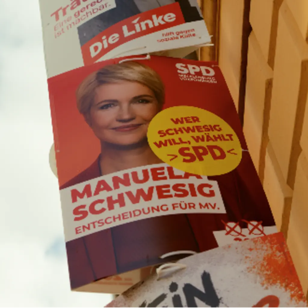 Wahlplakat der SPD mit Manuela Schwesig und Zusatzsticker.