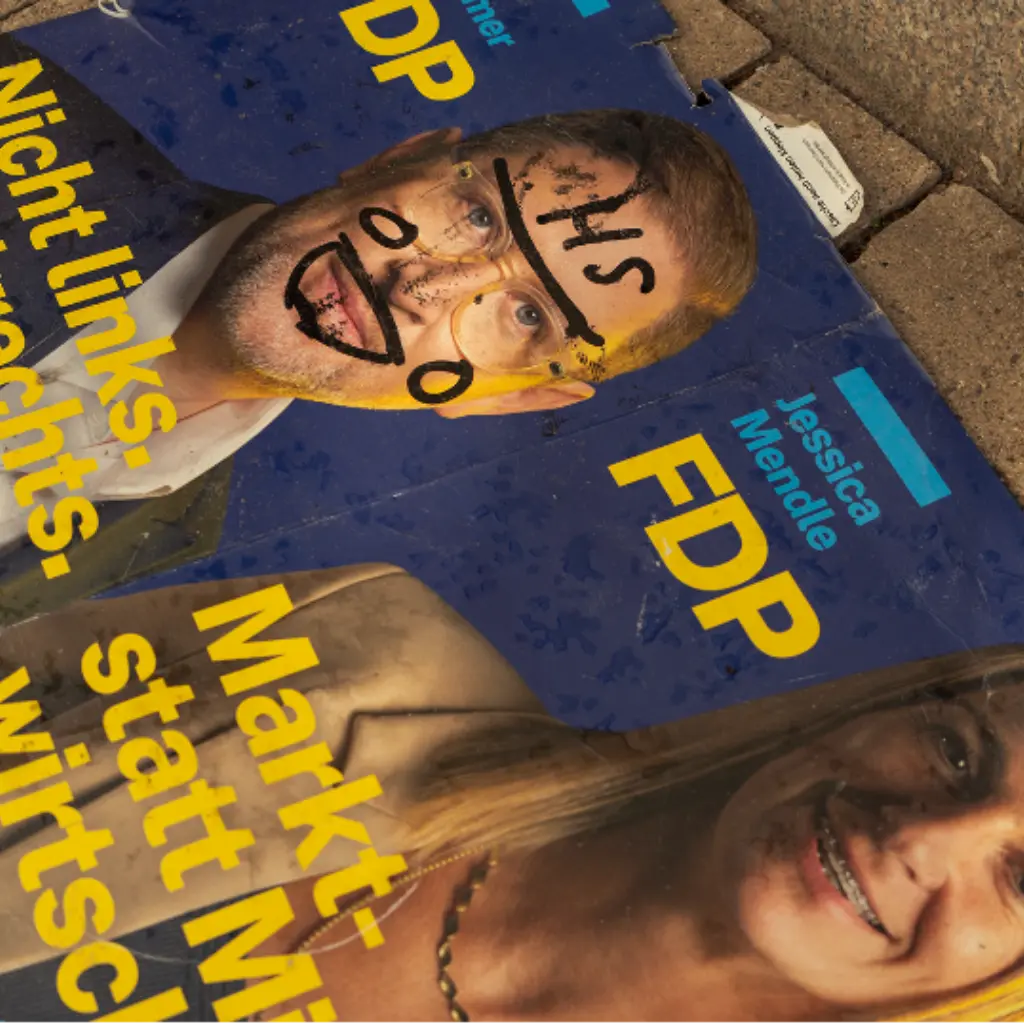 Heruntergerissene und beschmierte FDP-Plakate.