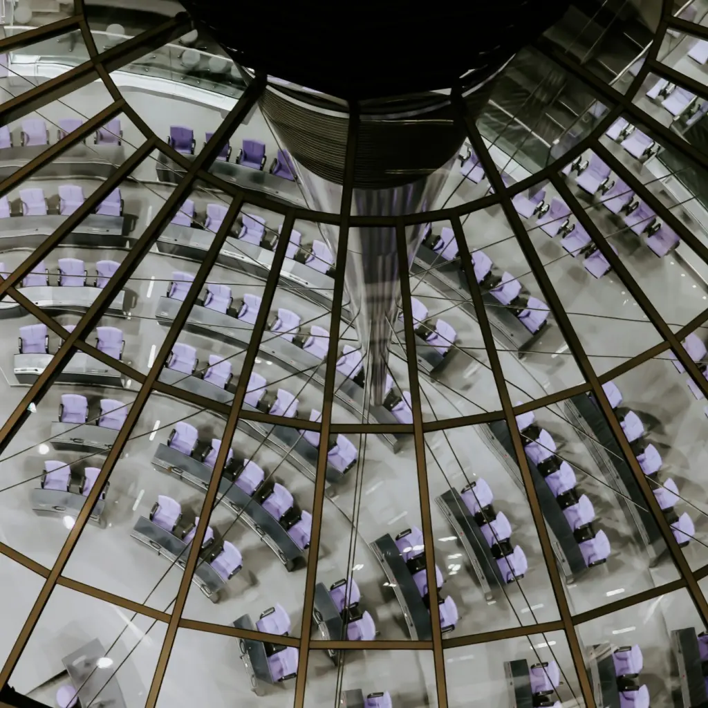 Unter der Glaskuppel—Wie leicht arbeitet es sich im Bundestag wirklich? Foto: Claudio Schwarz/unsplash
