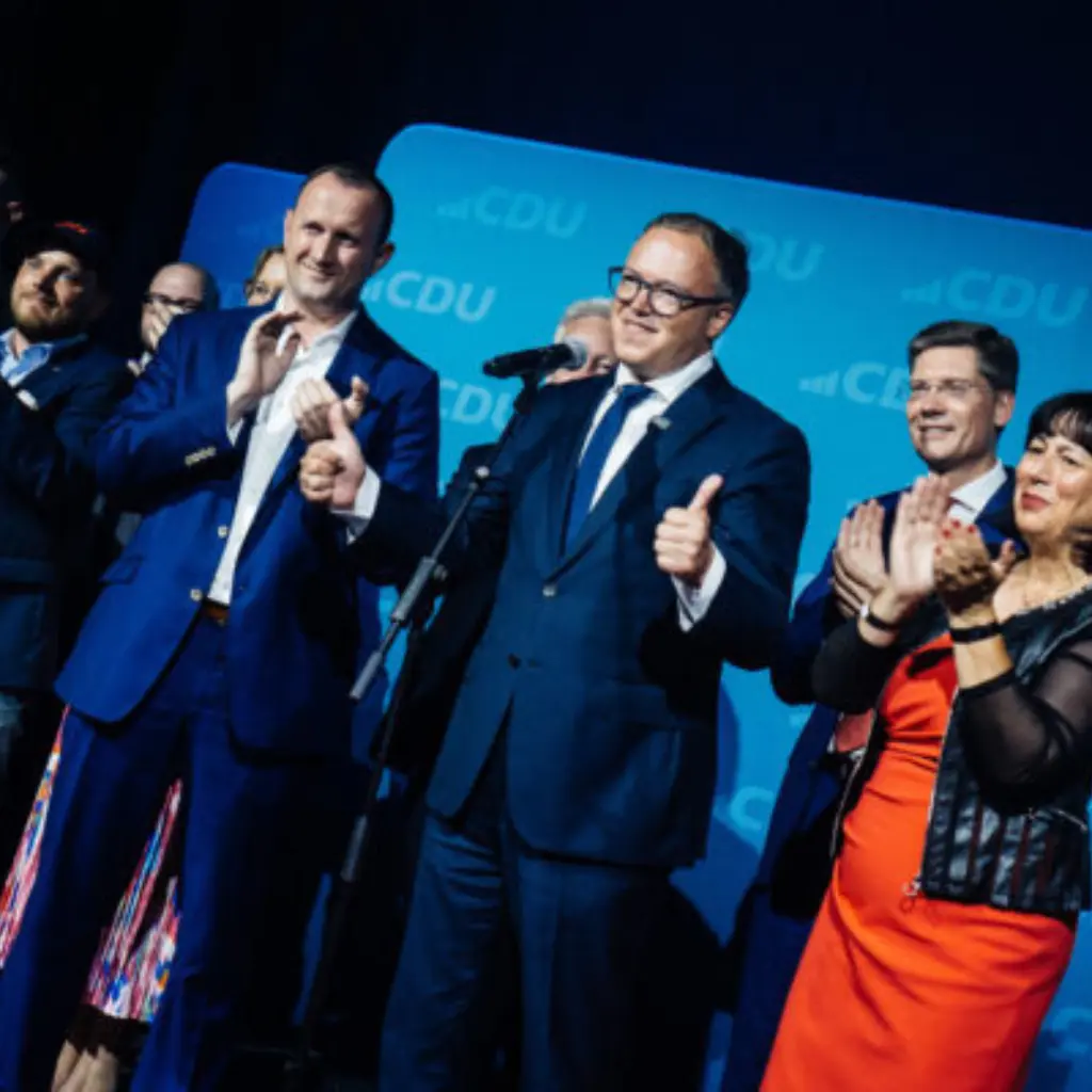 Zwei Daumen und ordentlich Jubel können nicht kaschieren, dass für die CDU trotz voraussichtlicher Regierungsbeteiligung nun schwierige Sondierungsgespräche anstehen.