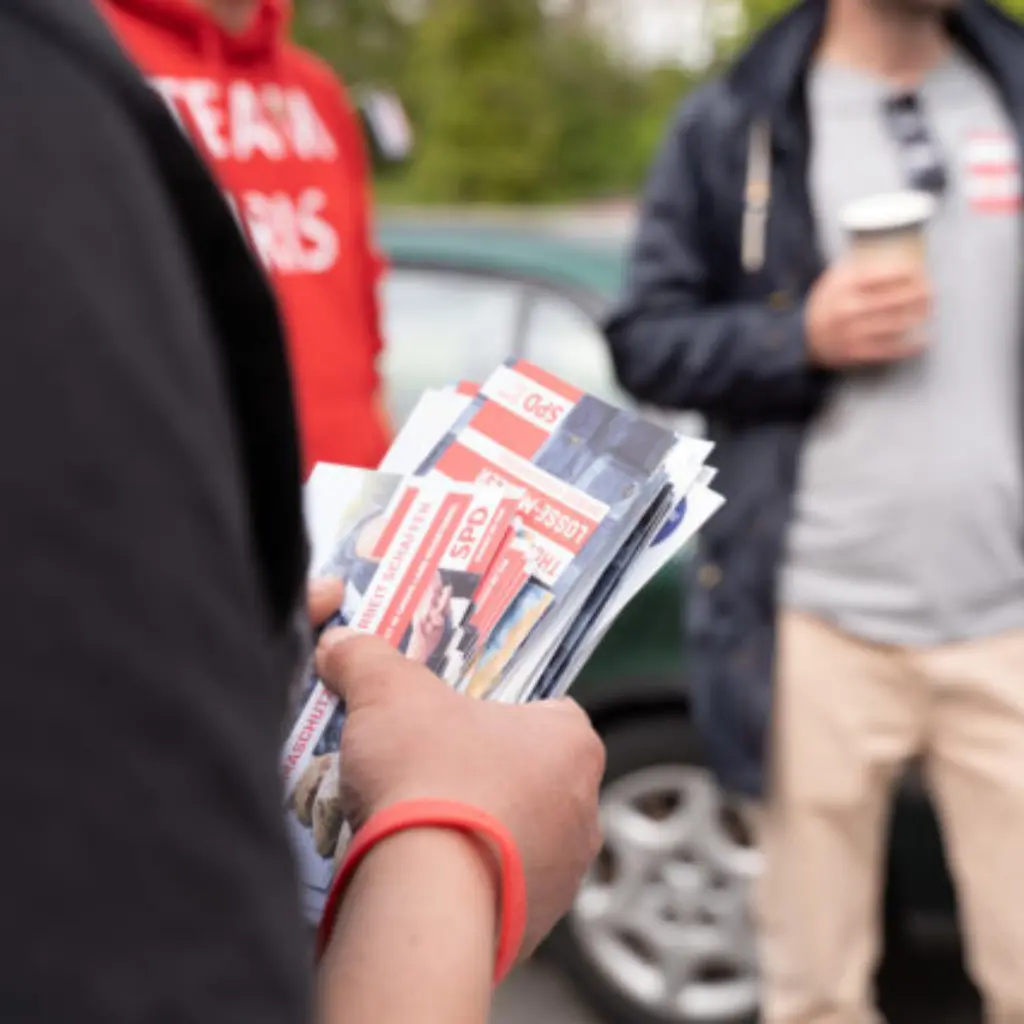 Flyer, Werbegeschenke, Bürger*innengespräche – politikorange konnte hautnah den Kampf um jede Wähler*innenstimme miterleben.