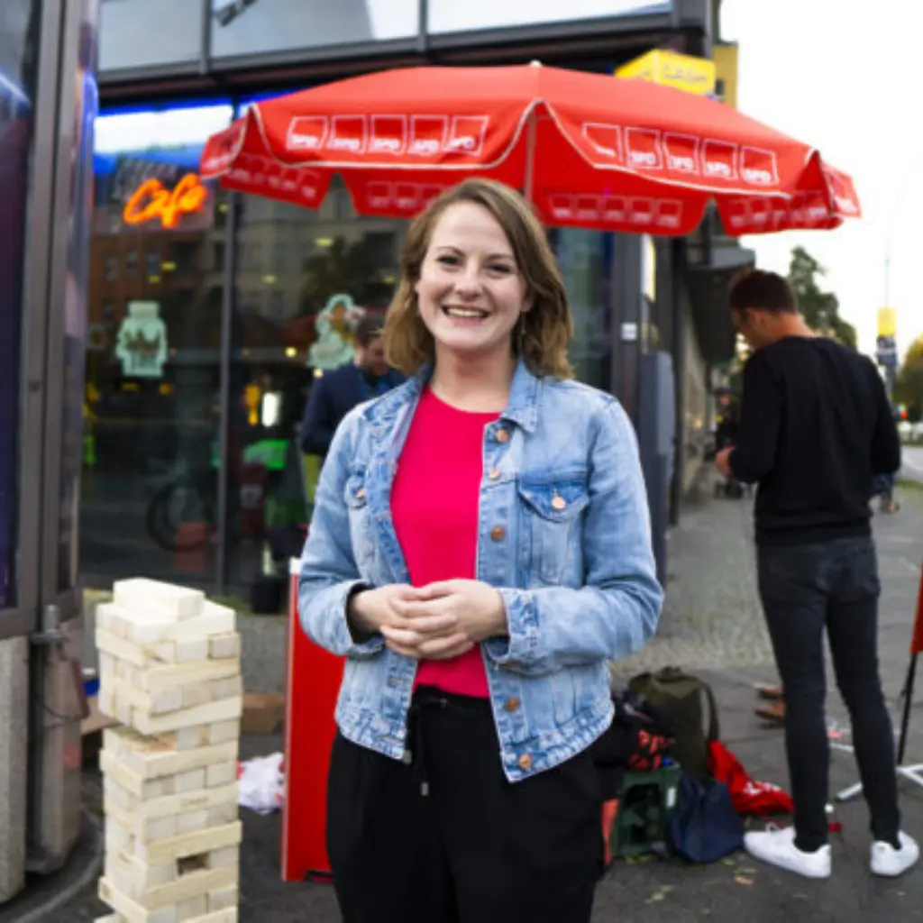Annika Klose will mit ihrer SPD in den Bundestag. Dafür kämpfte monatelang, hier bei einem ihrer letzten Auftritte im Berliner Wedding.