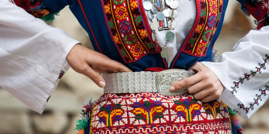 Gezeigt wird der Ausschnitt einer bulgarischen Tracht von der Hüfte bis zur Brust.