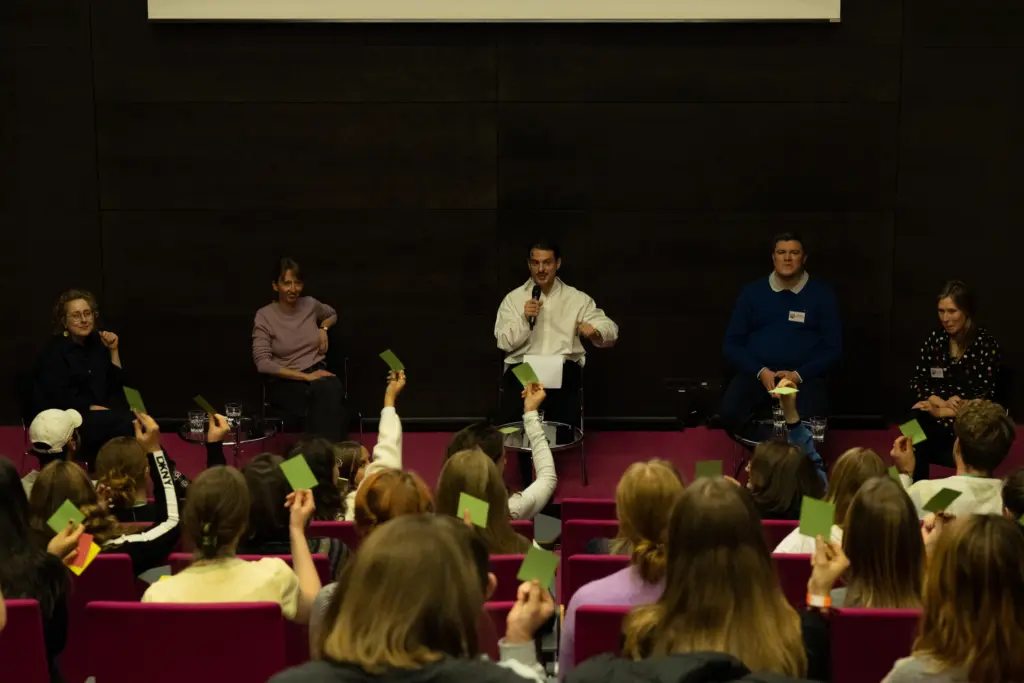 Zustimmung im Publikum auf dem Kick-Off Panel der YouMeCon | kompakt 2025