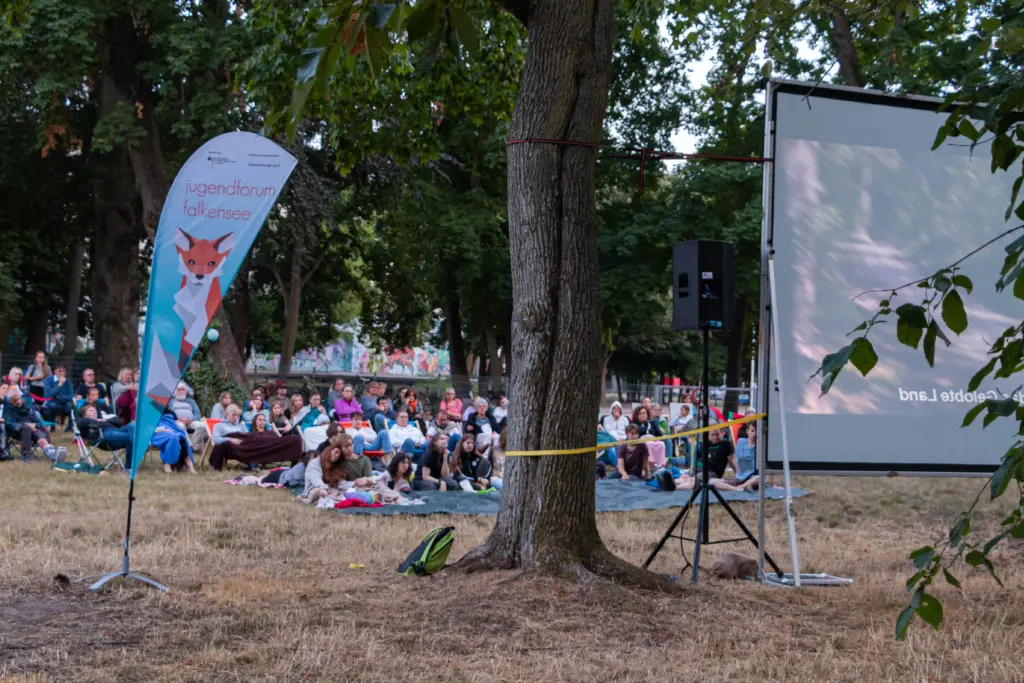 Kinowand, Popcorn und gute Laune – das Freiluftkino in Falkensee.