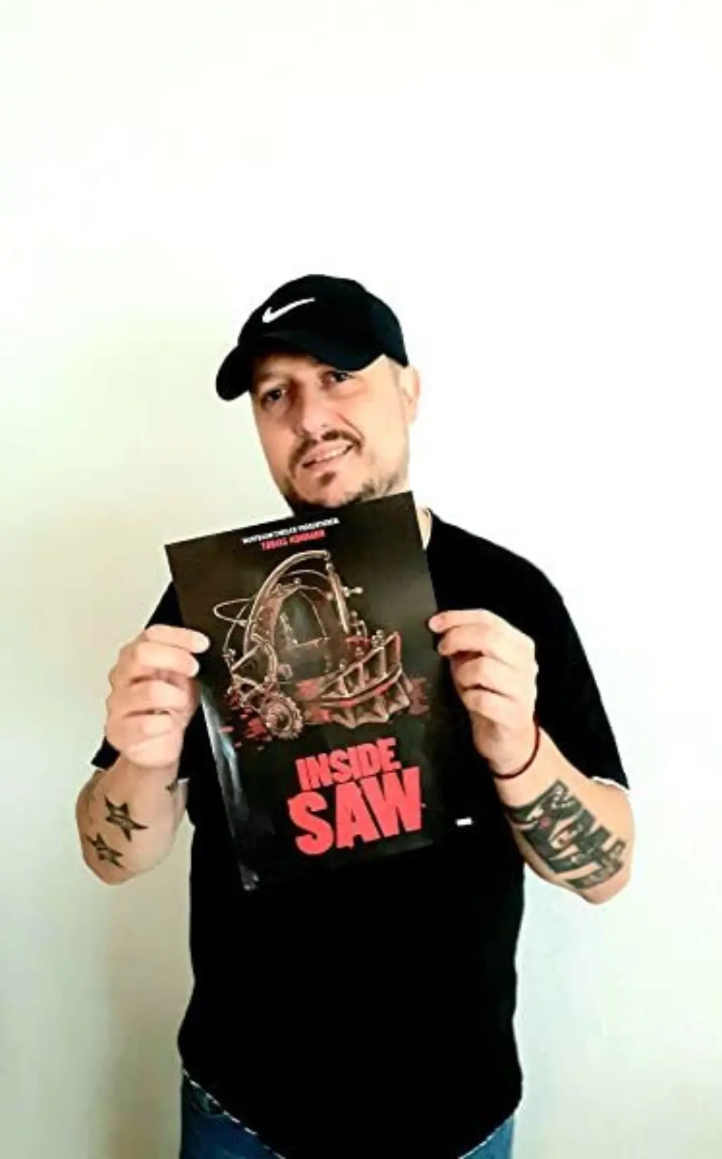 Kevin Zindler mit einem seiner Bücher