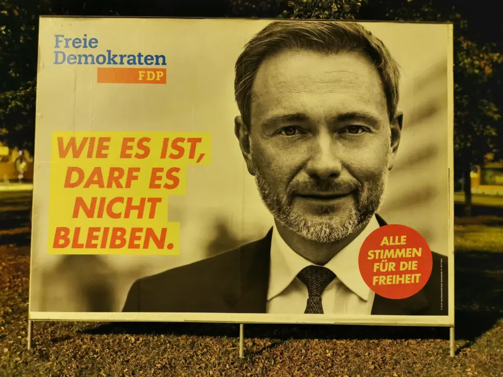 Mit Christian Lindner wurde die Partei seriöser. Und die Plakate wurden schwarz-weiß