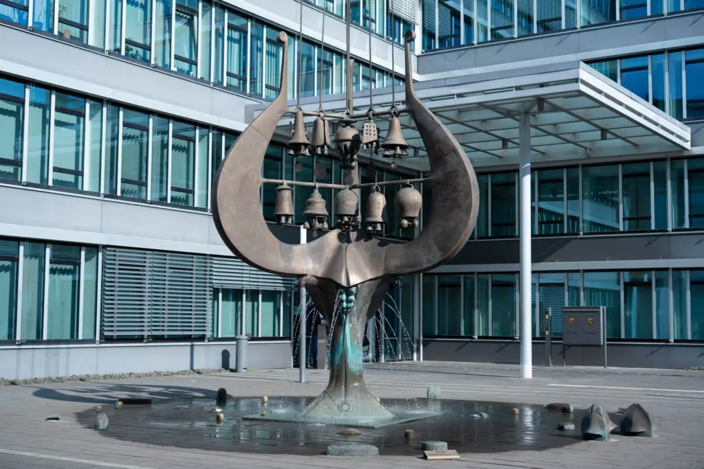 Glockenbaum vor dem Ministerium für Bildung Mainz