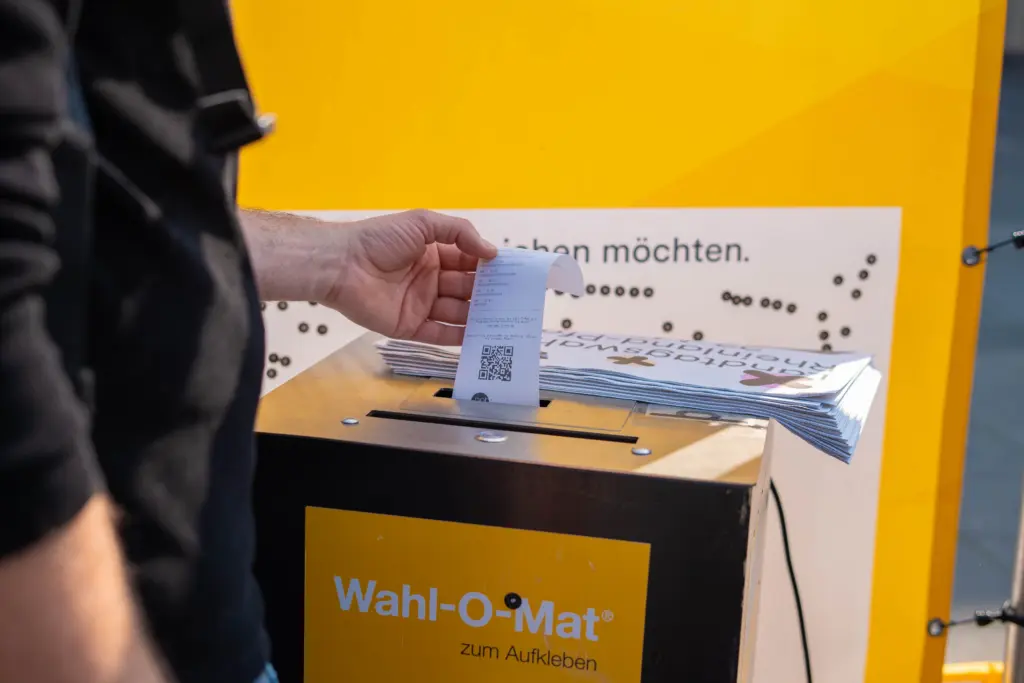 Der Wahl-O-Mat spuckt die Ergebnisse einer Person aus, die vorher ihre Sticker auf die Plane geklebt hat