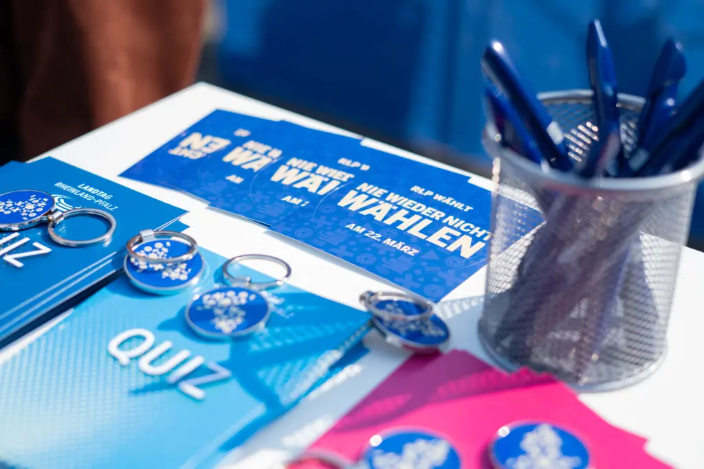 Am Demokratiestand des Landtags Rheinland-Pfalz liegt Infomaterial aus.