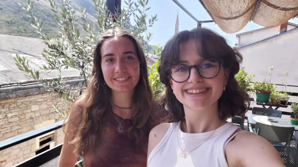 Ema Pecenkovic (rechts) und Wanda Böhringer (links) bei ihrem ersten Gespräch in Mostar über das politische System und die Lebensrealität in Bosnien Herzegowina.