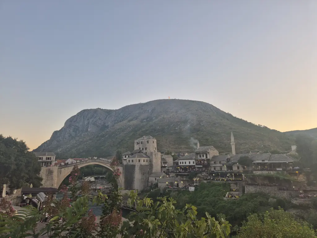 Die Brücke Stari Most in Mostar wurde nach ihrer Zerstörung im Bosnienkrieg wieder aufgebaut und gilt heute als Symbol der Versöhnung.