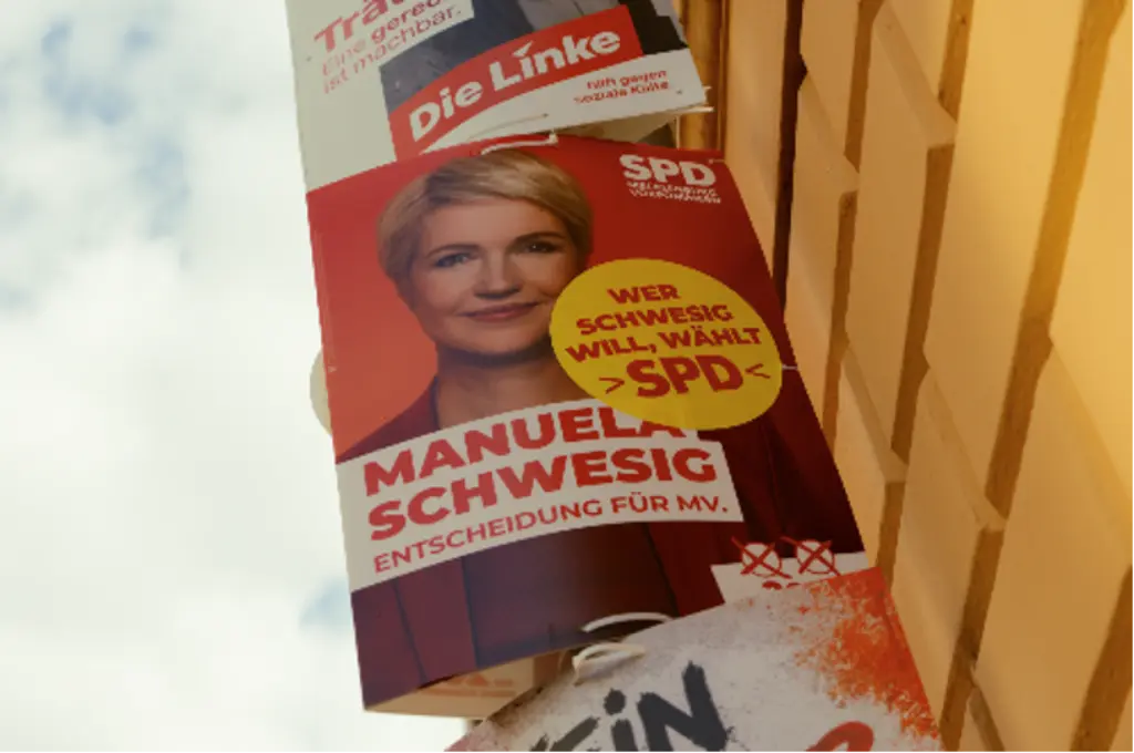 Wahlplakat der SPD mit Manuela Schwesig und Zusatzsticker.
