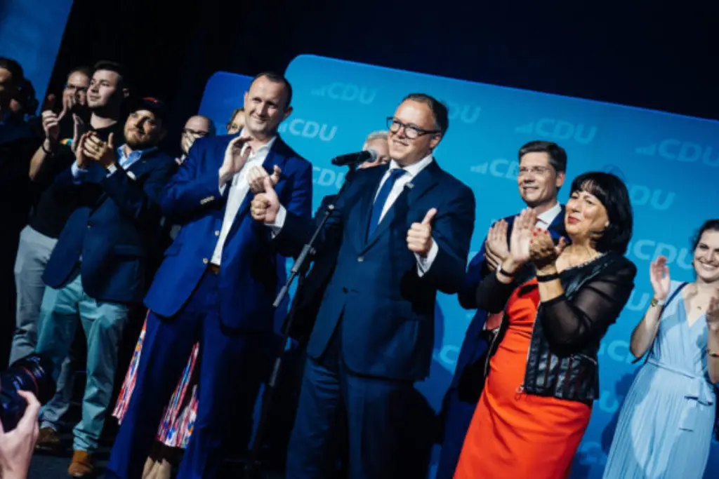 Zwei Daumen und ordentlich Jubel können nicht kaschieren, dass für die CDU trotz voraussichtlicher Regierungsbeteiligung nun schwierige Sondierungsgespräche anstehen.