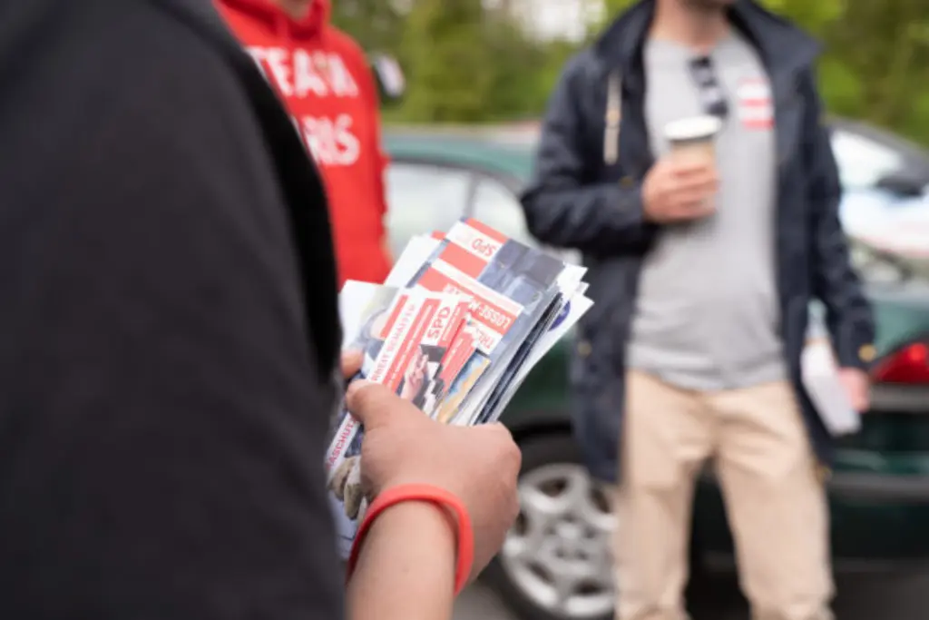 Flyer, Werbegeschenke, Bürger*innengespräche – politikorange konnte hautnah den Kampf um jede Wähler*innenstimme miterleben.