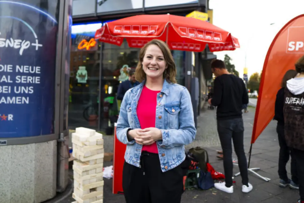 Annika Klose will mit ihrer SPD in den Bundestag. Dafür kämpfte monatelang, hier bei einem ihrer letzten Auftritte im Berliner Wedding.